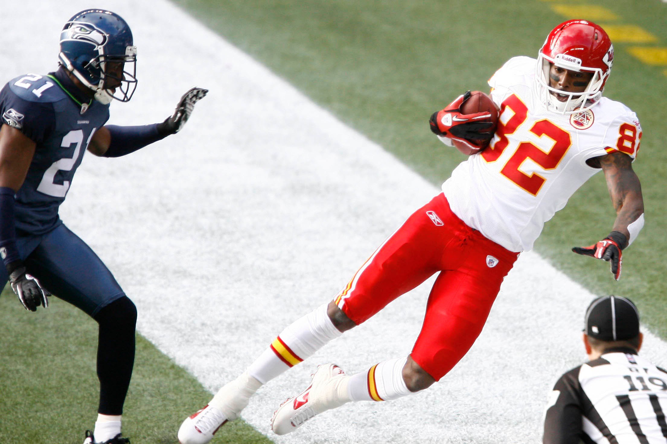 November 28, 2010, Seattle, WA USA; Kansas City Chiefs wide receiver Dwayne Bowe (82) makes a toucdown reception in front of Seattle Seahawks cornerback Kelly Jennings (21) during the first quarter at Qwest Field. Mandatory Credit: Joe Nicholson-USA TODAY Sports