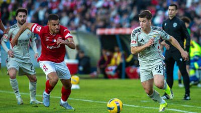 Uma dúvida central: os onzes prováveis para o Santa Clara-Benfica - TVI