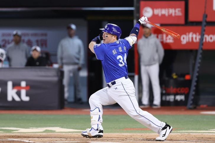 Choi Hyoung-woo of the Samsung Lions takes a swing against the KT Wiz during the clubs' Korea Baseball Organization regular-season game at KT Wiz Park in Suwon, Gyeonggi Province, Oct. 7. Courtesy of Samsung Lions
