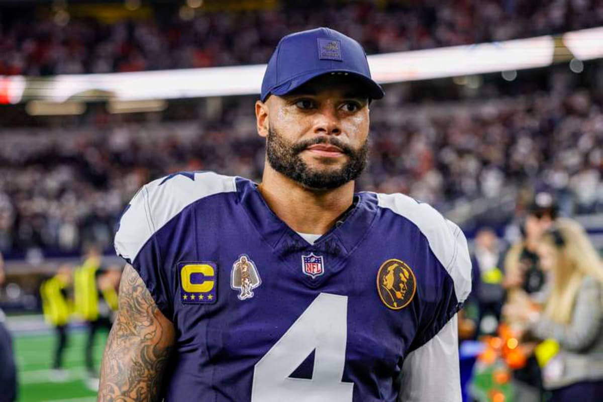 ARLINGTON, TX – NOVEMBER 27: Dallas Cowboys quarterback Dak Prescott 4 walks around after the game between the Dallas Cowboys and the Kansas City Chiefs on November 27, 2025 at AT&T Stadium in Arlington, Texas. Photo by Matthew Pearce/Icon Sportswire NFL, American Football Herren, USA NOV 27 Chiefs at Cowboys EDITORIAL USE ONLY Icon1692511272099 ©IMAGO/Icon Sportswire