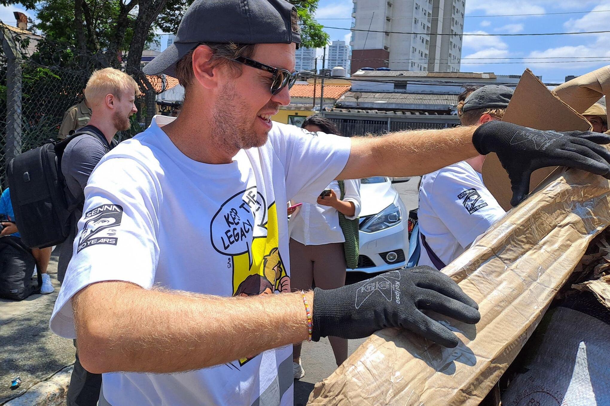 Sebastian Vettel packt auch selbst mit an. (Archivbild)
