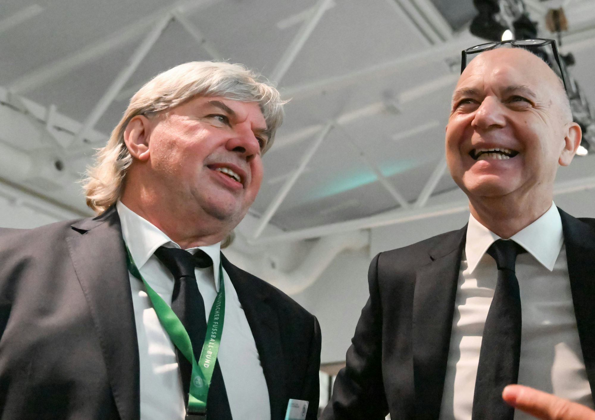 Ronny Zimmermann (links) mit DFB-Präsident Bernd Neuendorf beim Bundestag im November 2025.