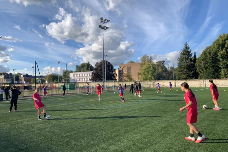Les filles de l'Ecole de foot d'Elbeuf arborant fièrement leur nouvelles tenues lors de l'entrainement du jeudi 8 octobre, sur le stade de La Cerisaie.