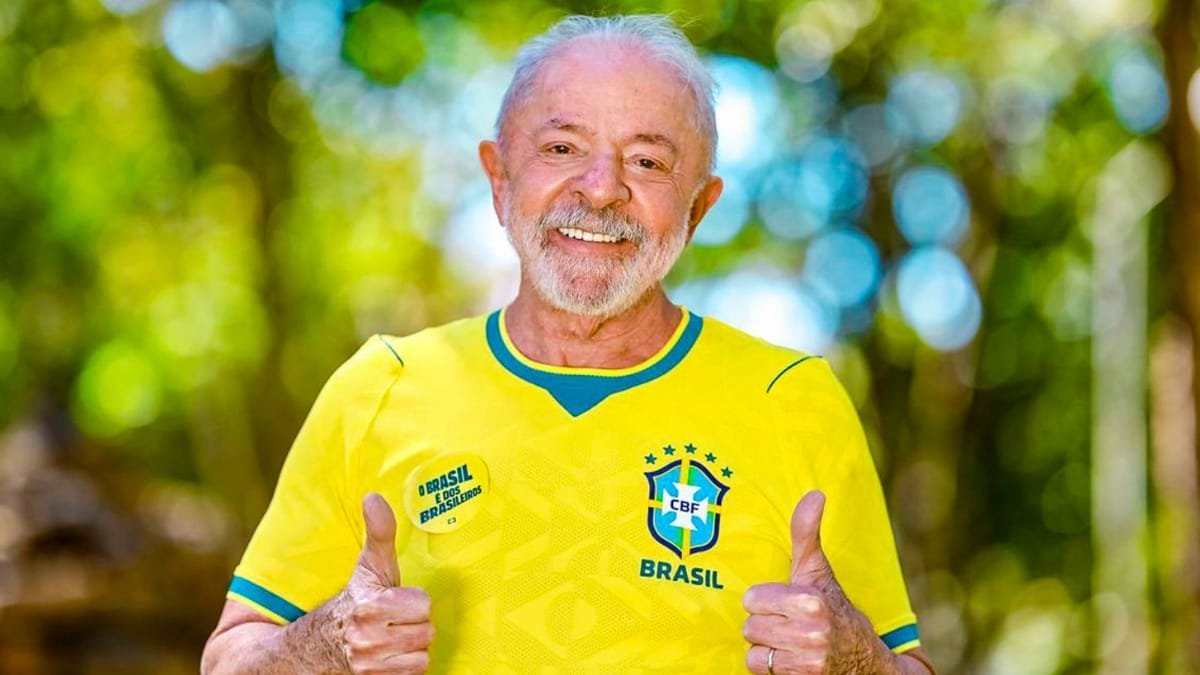 Presidente Lula com a camisa da Seleção Brasileira (Foto: Ricardo Stuckert, PR)