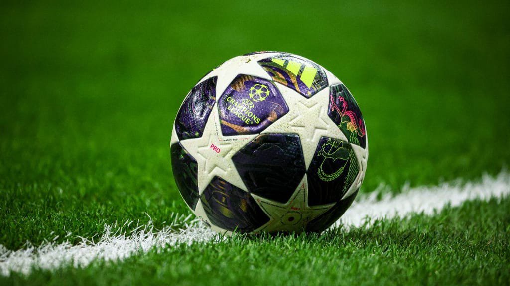 Bola da Liga dos Campeões (FOTO: Burak Basturk / Middle East Images / AFP via Getty Images)