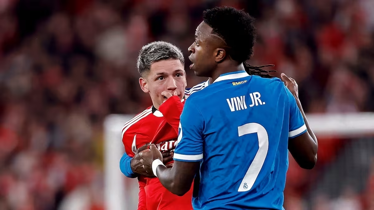 Prestianni, argentino do Benfica, cobre a boca com a camisa ao discutir com Vini Jr., que o acusou de racismo • Jesús Álvarez Orihuela/AS