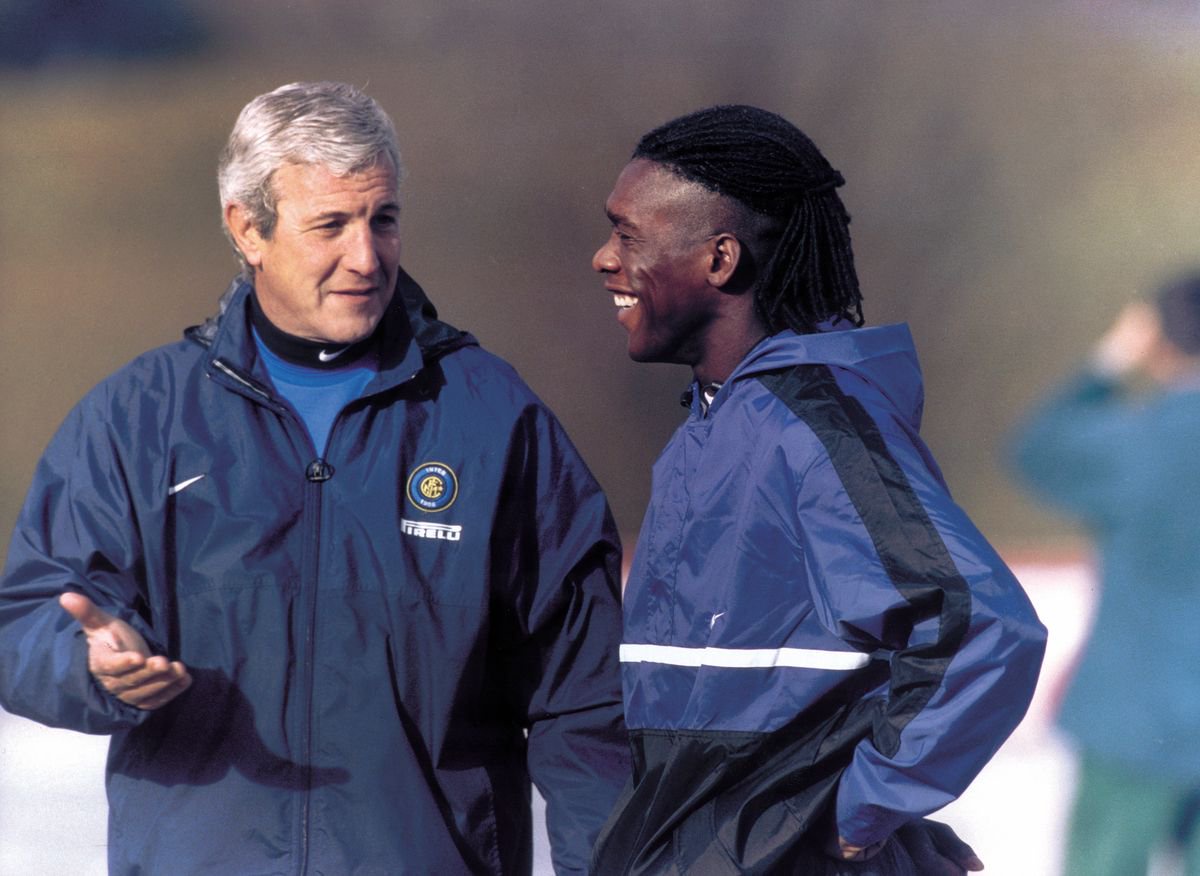 Clarence Seedorf and Marcello Lippi talk together.