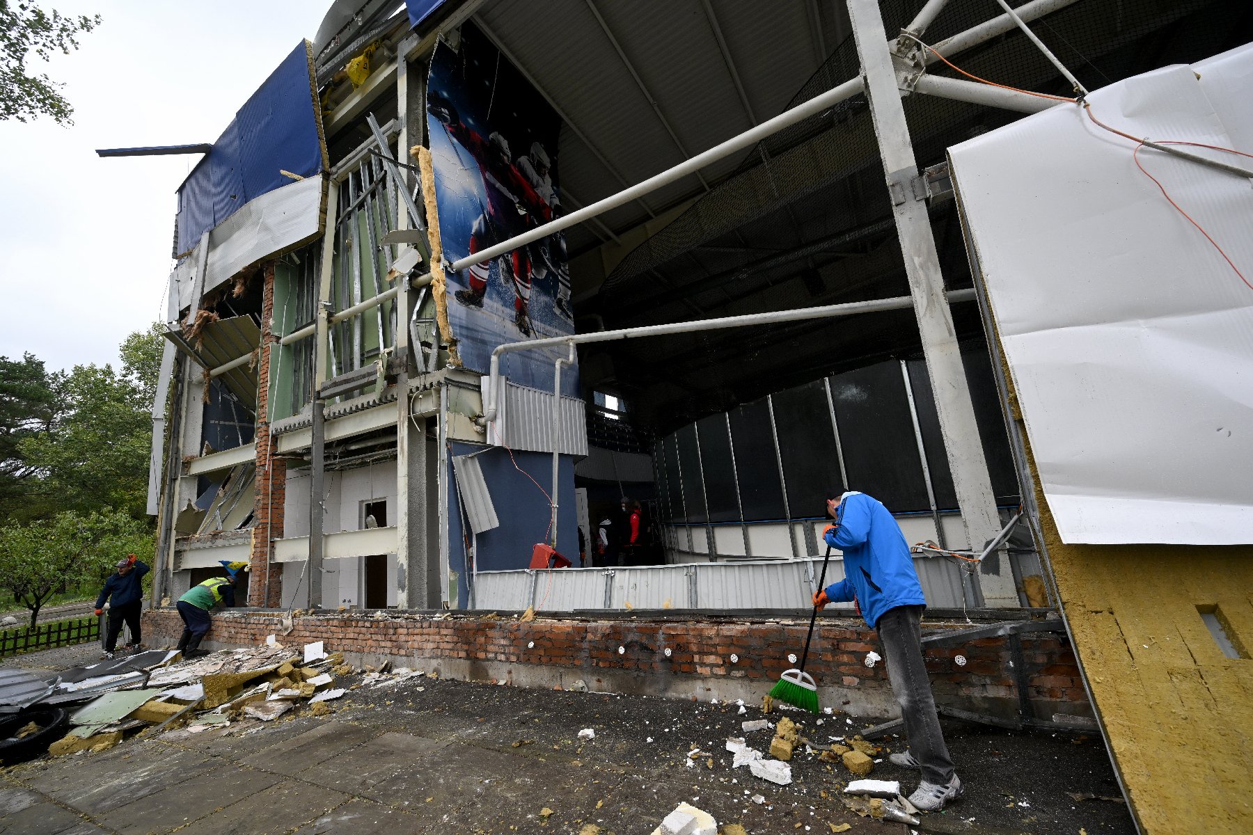 Un employé enlève des débris devant la patinoire Chalet Ice Arena de Kiev endommagée par des bombardements russes, le 19 octobre 2026
