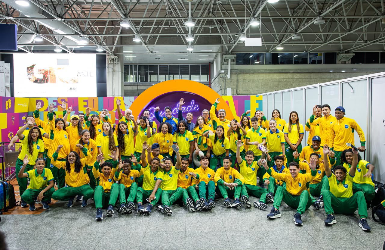 Delegação do Colégio Amorim com as equipes masculina e feminina de futebol Sub-18 (Foto: Acervo Colégio Amorim)