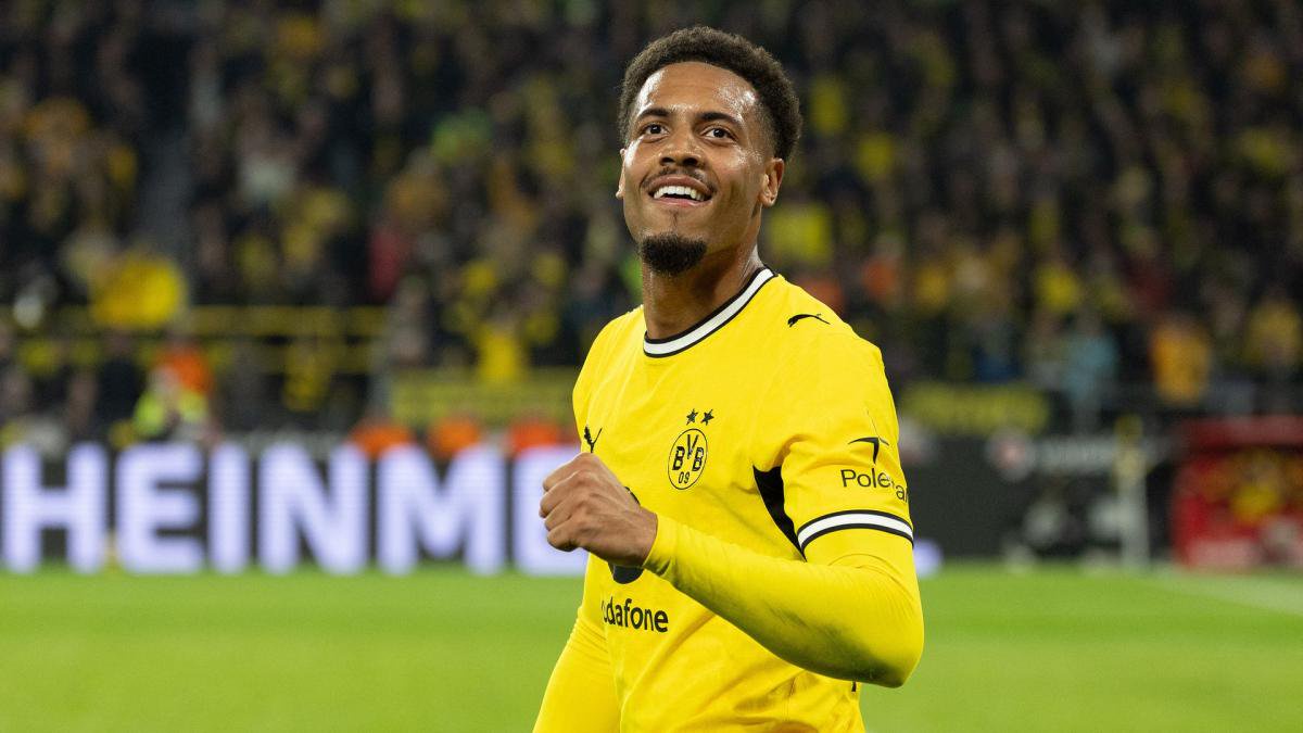 Felix Nmecha freut sich im Trikot von Borussia Dortmund