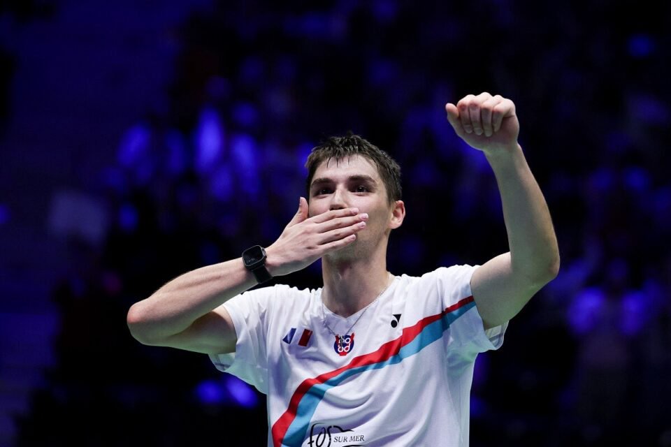 Le Français Christo Popov célèbre son titre aux Internationaux de France, dimanche 25 octobre 2026, à l'Arena Grand Paris de Villepinte. 