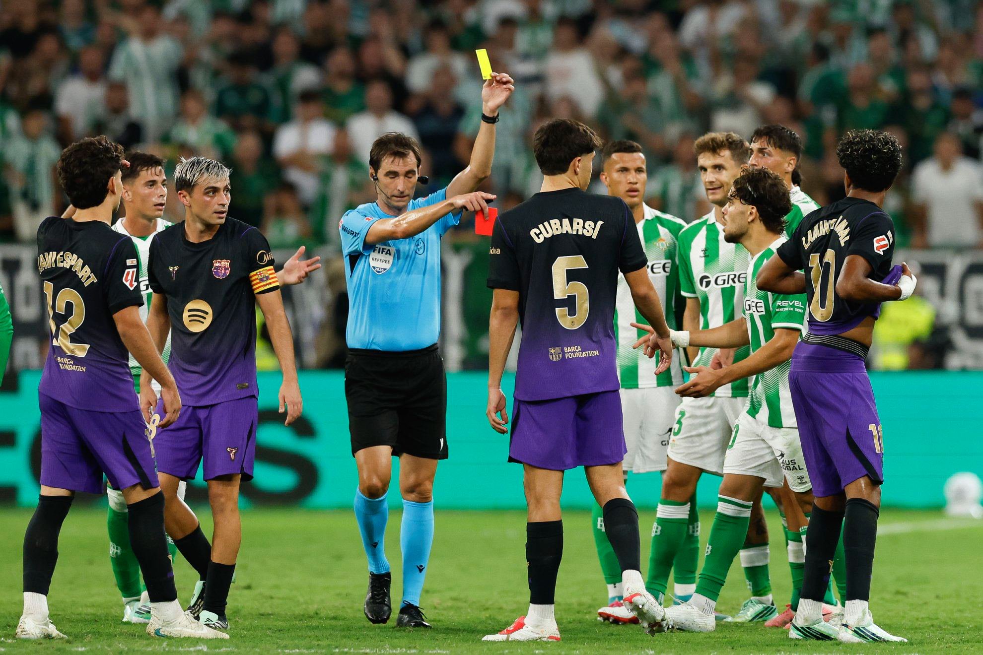 Ricardo de Burgos sends off Facundo Bernal and issues a yellow card to Lamine Yamal in a key play of the game