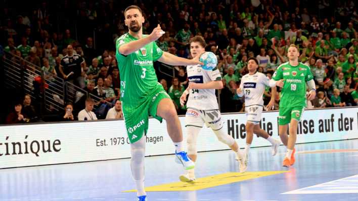 Fabian Wiede mit Ball im Spiel gegen Wetzlar