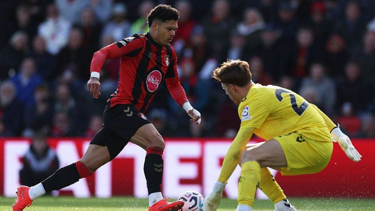 Bournemouth striker Evanilson controls the ball past Sunderland goalkeeper Robin Roefs to score