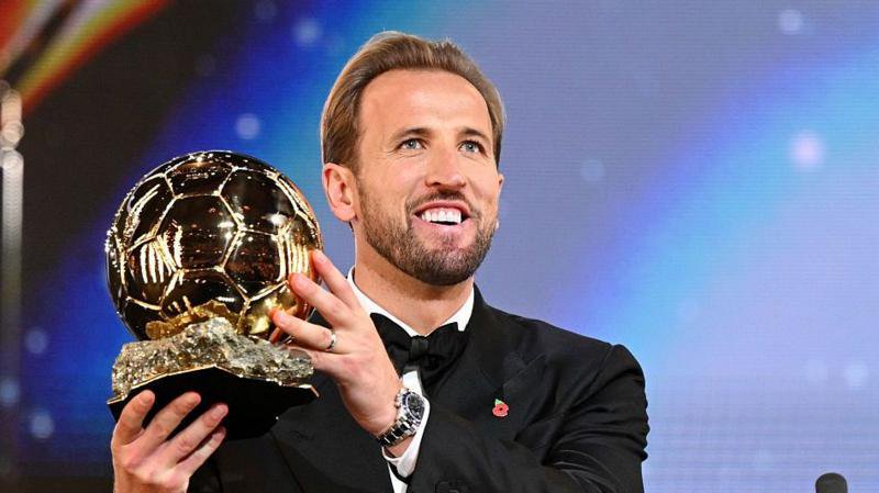 Harry Kane holds up the Ballon d'Or trophy