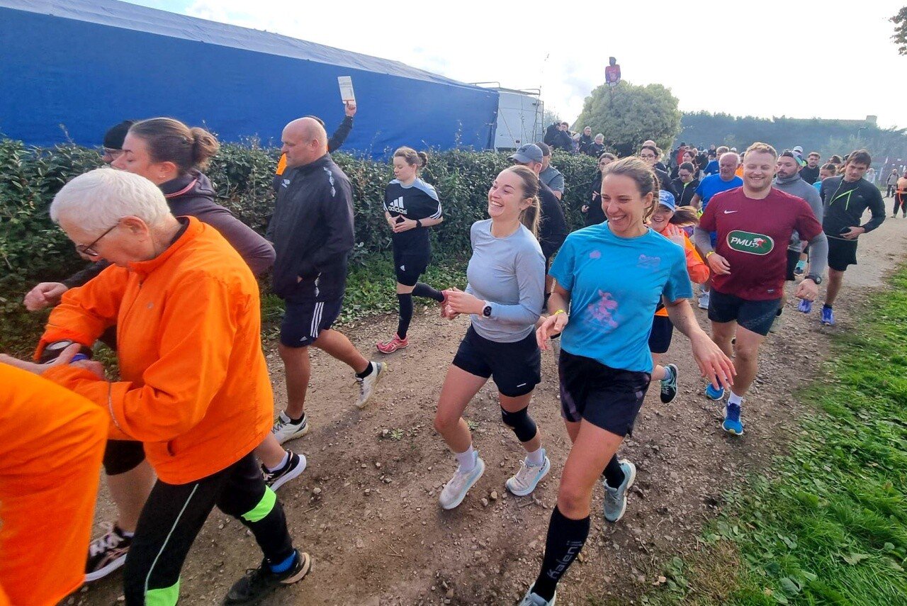 On s'élance dans la joie et la bonne humeur pour 8 km de course à pied.