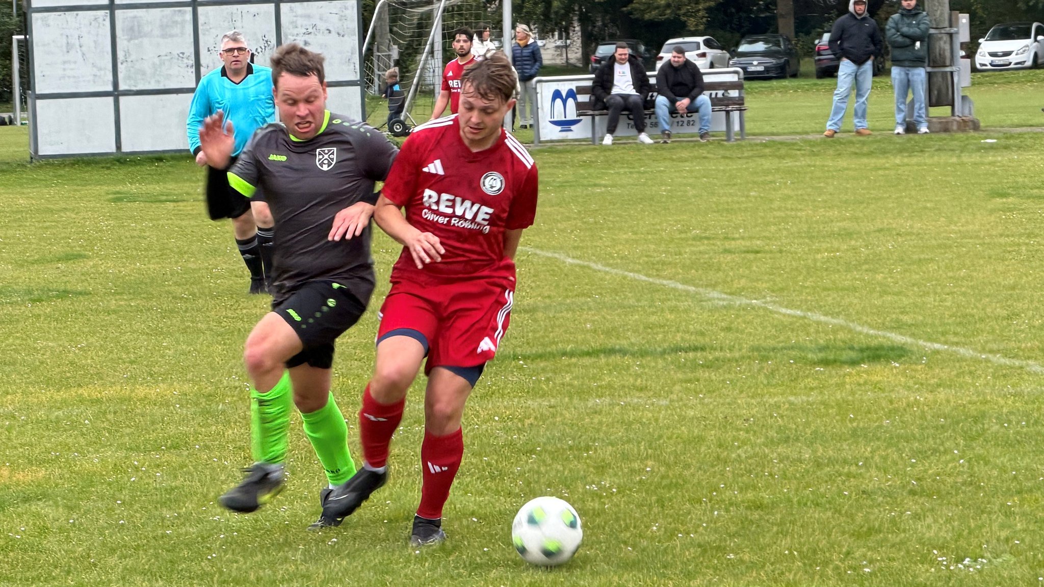 Torhungrig hat sich der FC Germete-Wormeln vor heimischem Publikum präsentiert und besiegte die SG Nörde/Ossendorf mit 3:0 (2:0). Hier im Zweikampf: Nörde/Ossendorfs David Beckmann (links) und Germete-Wormelns Christoph Kaiser.