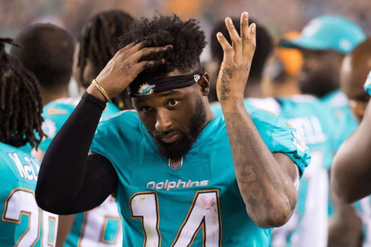 August 24, 2017: Miami Dolphins wide receiver Jarvis Landry (14) works on his hair on the sidelines during the NFL American Football Herren USA preseason game between the Miami Dolphins and the Philadelphia Eagles at Lincoln Financial Field in Philadelphia, Pennsylvania. Christopher Szagola/CSM NFL 2017: Dolphins vs Eagles AUG 24 – ZUMAcs7_ 20170824_zaf_cs7_028 Copyright: xChrisxSzagolax ©imago images/ZUMA Wire
