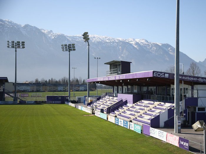 Schöne Kulisse, aber klein: Das Stadion von Austria Salzburg in Maxglan.