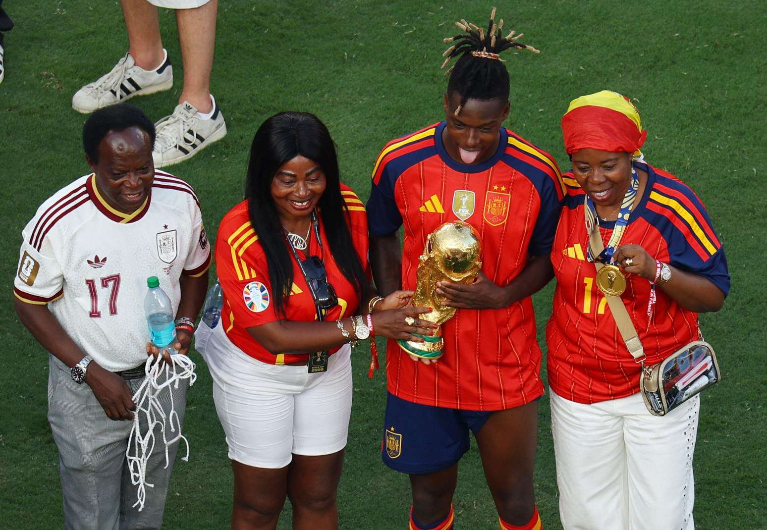 Em um momento emocionante, Nico Williams entregou a medalha de ouro da Copa do Mundo para a mãe, Maria