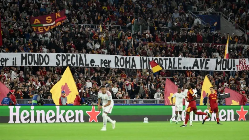 Adeptos da Roma prestam homenagem a Mourinho, que agradece emocionado