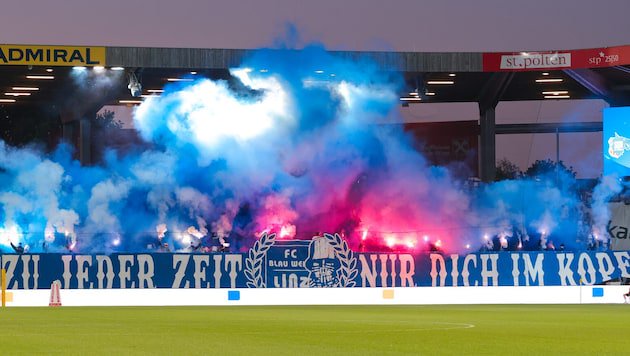 In St. Pölten war der Blau-Weiß-Sektor mit 800 Fans voll, dass in Salzburg/Maxglan nun nur 156 ...