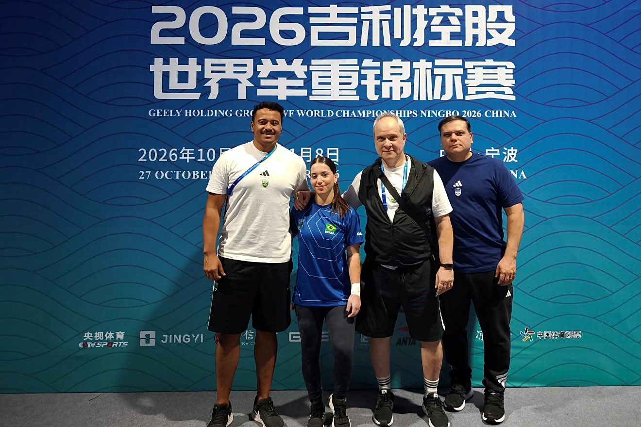 Emily Rosa e a comissão técnica da Seleção em Ningbo