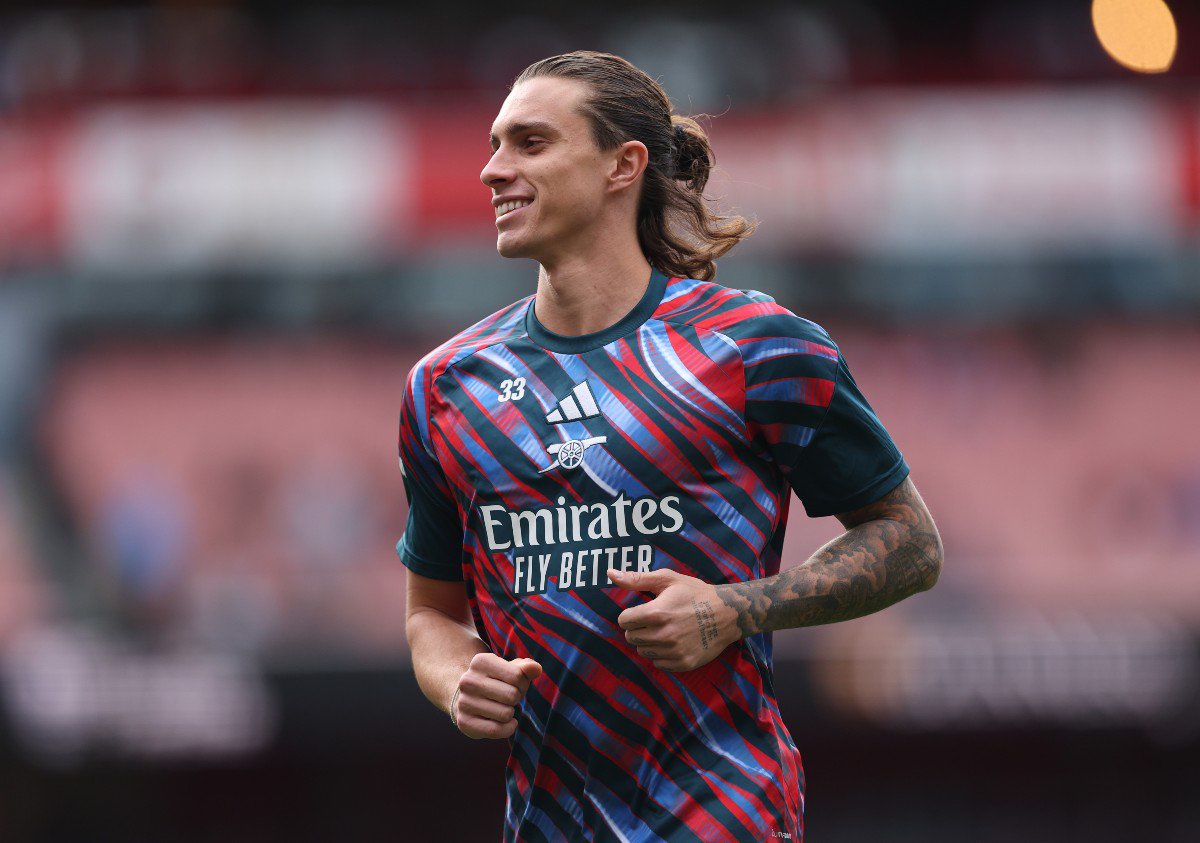 Riccardo Calafiori warming up for Arsenal