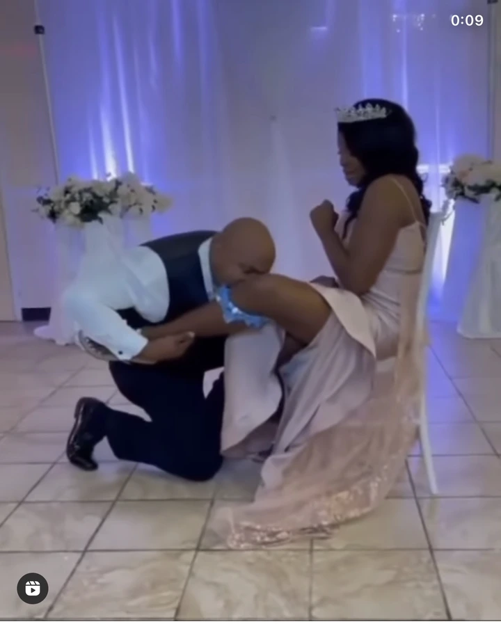 Eii! see how this groom removed his new wife's pant!es at their wedding reception