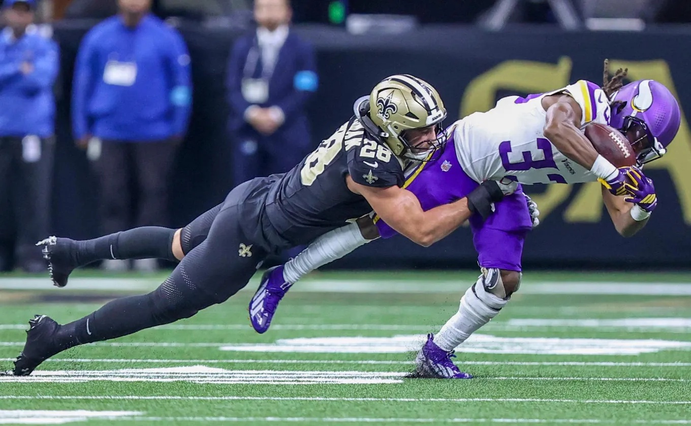 Le linebacker des New Orleans Saints plaque le running back des Minnesota Vikings, lors d’un match de la NFL le dimanche 11 octobre 2026 à La Nouvelle-Orléans, en Louisiane.