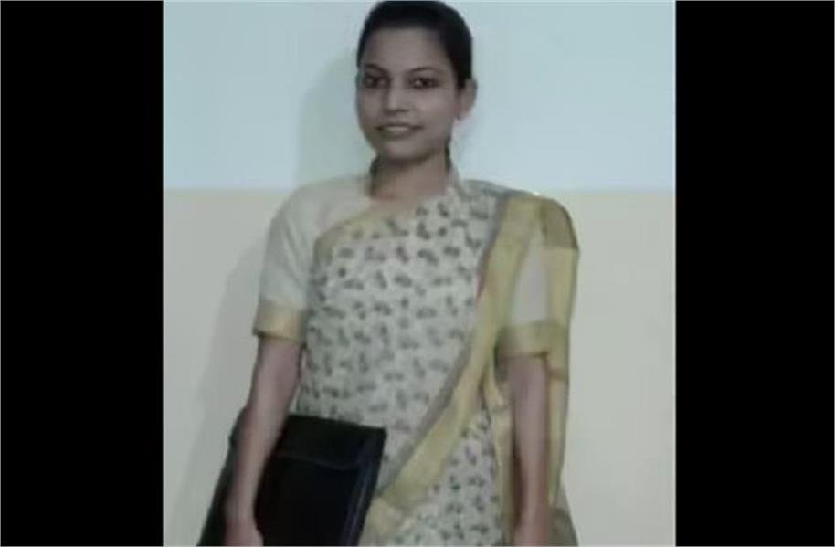 vidisha naib tehsildar on duty dies after falling from the third floor