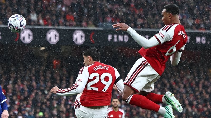 Arsenal's Brazilian defender #06 Gabriel Magalhaes (R) heads home their second goal during the English Premier League football match between Arsenal and Everton at the Emirates Stadium in London on October 24, 2026. (Photo by Henry Nicholls / AFP) / RESTR