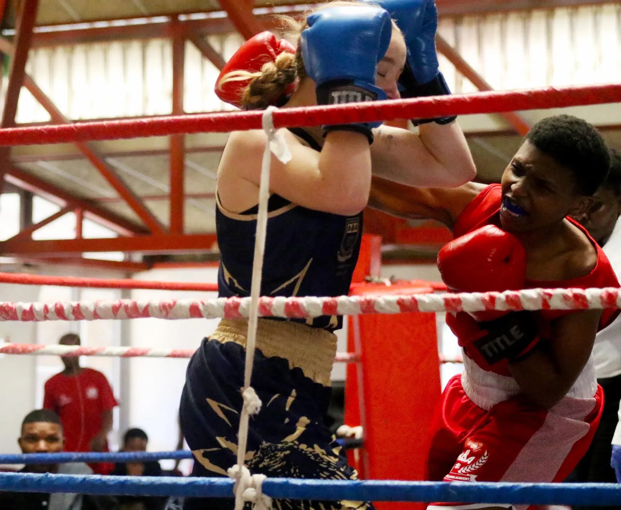 Akhona Mjuleni taking on Frida Kieseyer.