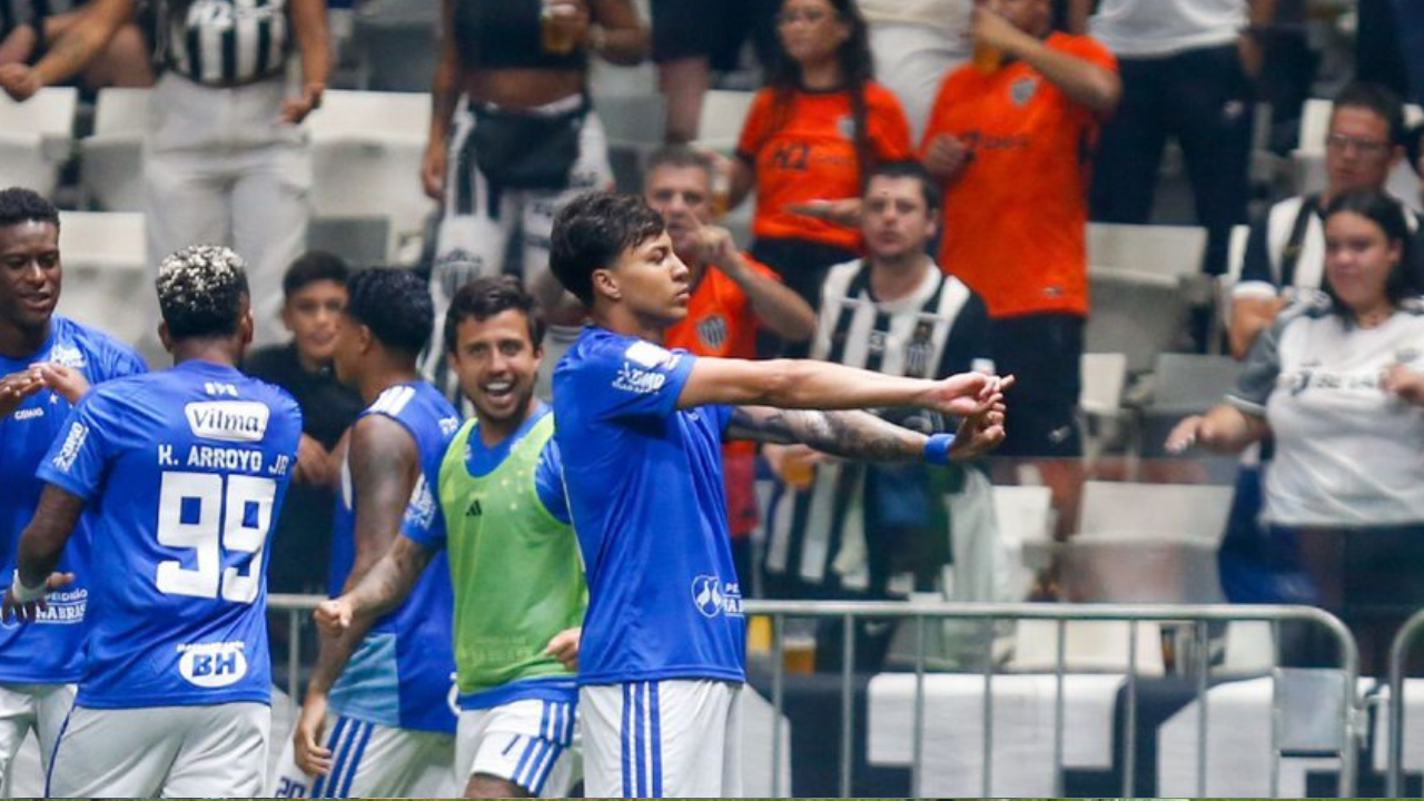 Jogadores do Cruzeiro comemoram a vitória sobre o Atlético-MG por 1 a 0 | Reprodução/X/@SportsCenterBR