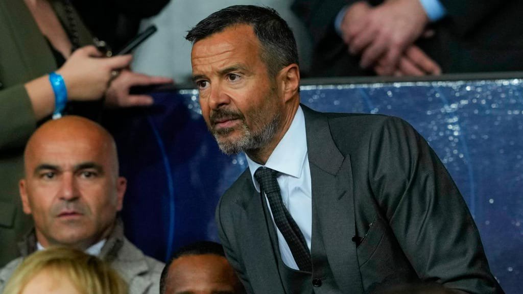 Roberto Martínez com Jorge Mendes a ver o Barcelona-PSG (EPA/Alejandro Garcia)
