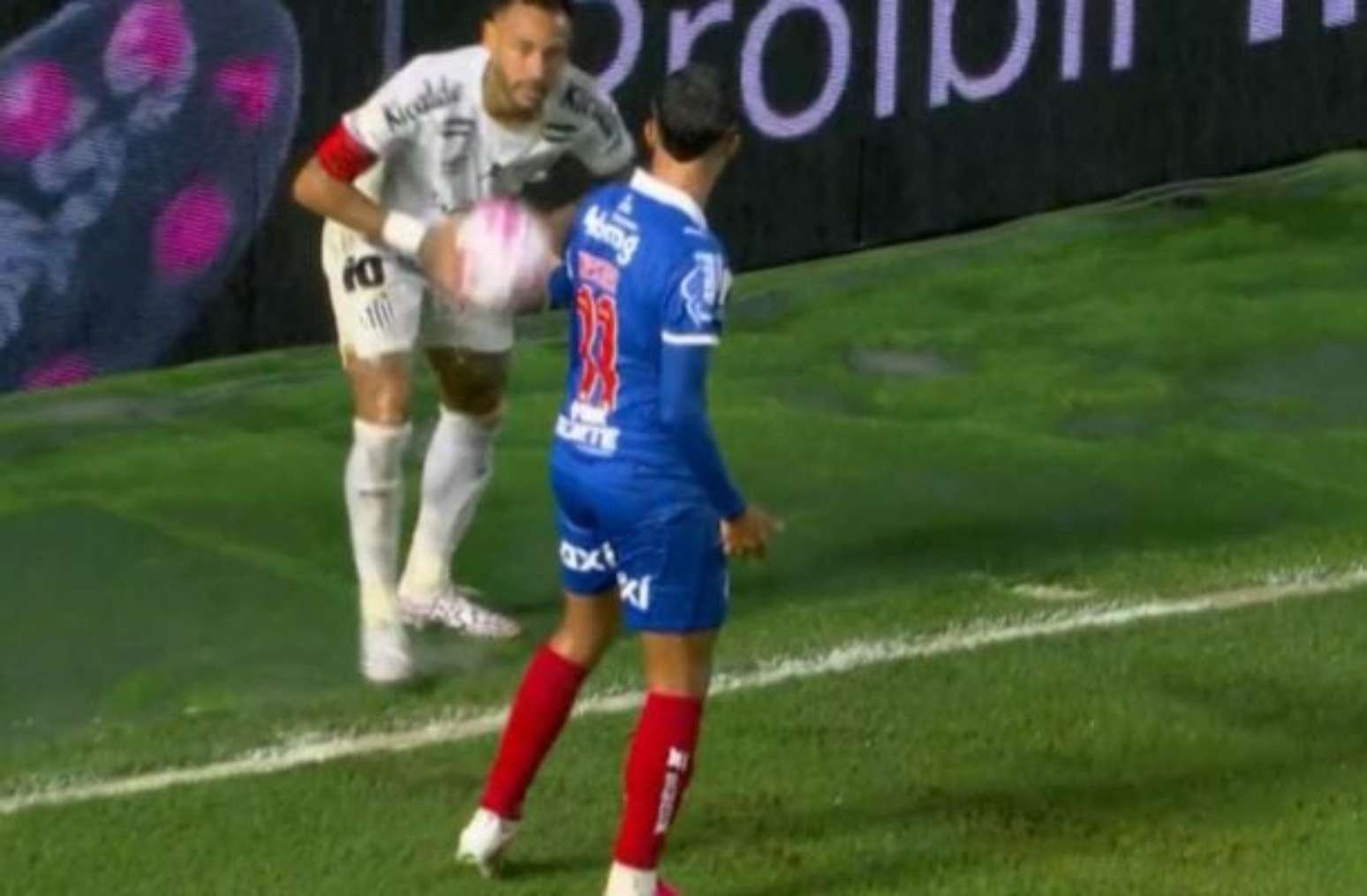 Coutinho chuta, mas Ronaldo salva o Bahia, aos oito segundos