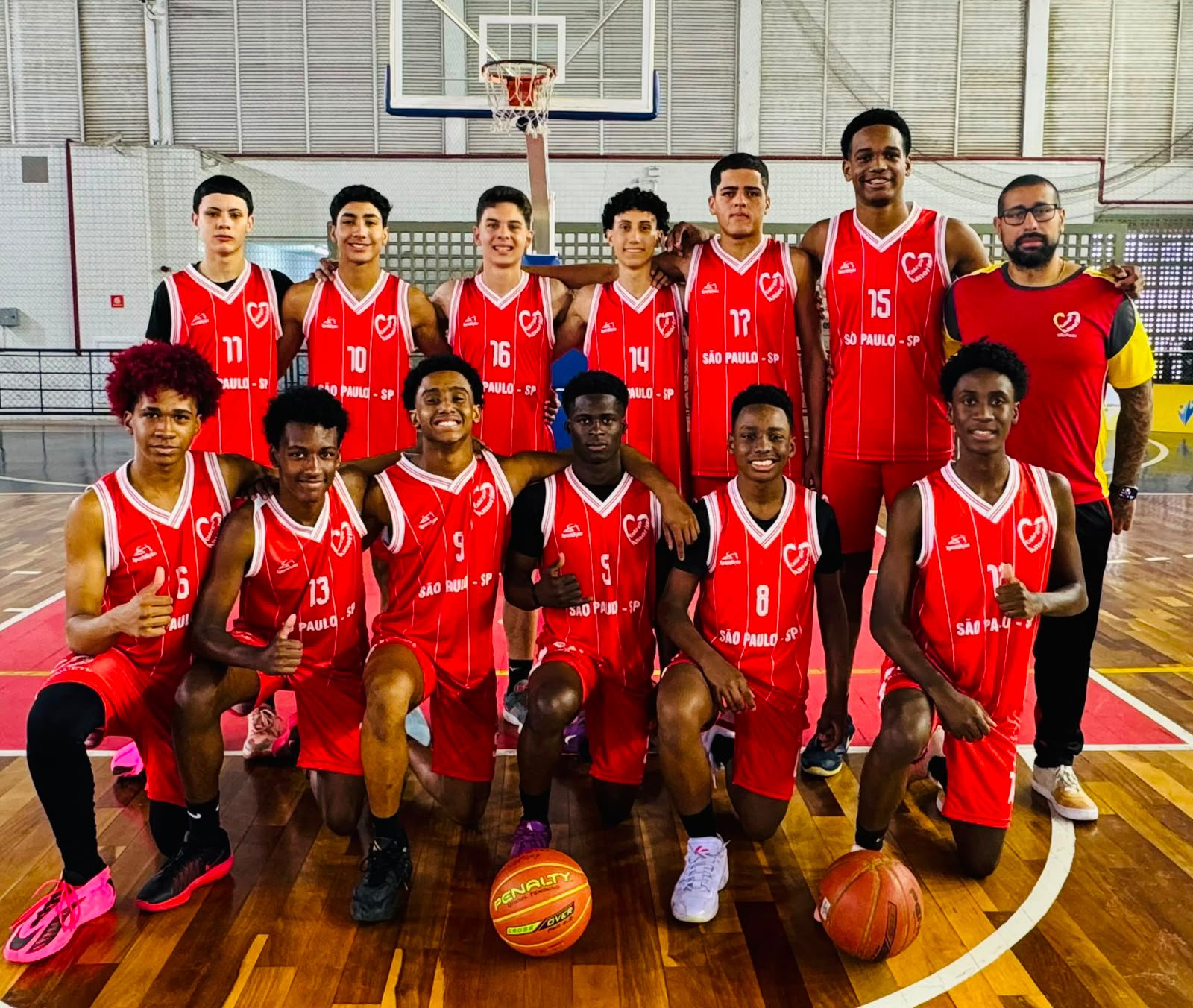 Equipe masculina de basquete sub-14 do Colégio Amorim representante do Brasil no Sul-Americano (Foto: Acervo Colégio Amorim)