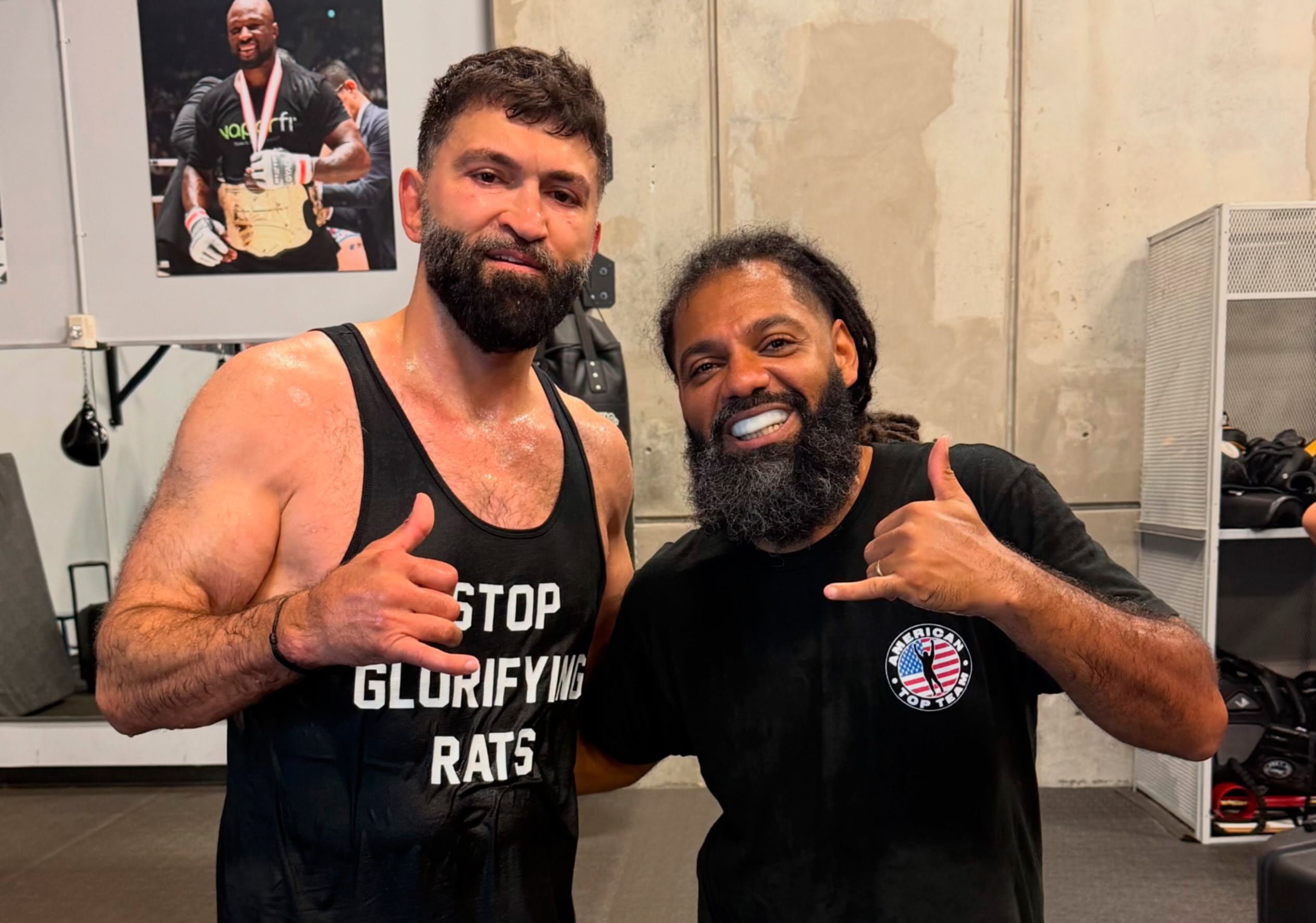Arlovski (esquerda) com seu treinador , Ivan "Pitu" de Oliveira, filho da lenda do boxe brasileiro Servílio de Oliveira