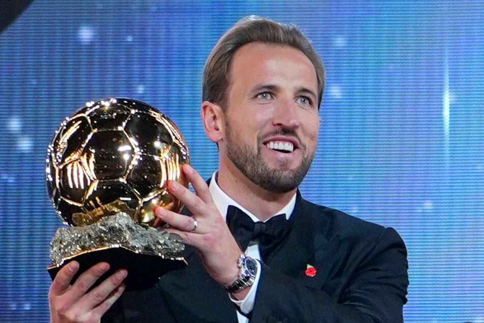 Harry Kane feiert den Höhepunkt seiner Fußball-Karriere: Mit 33 Jahren hält er den Ballon d'Or in den Händen.