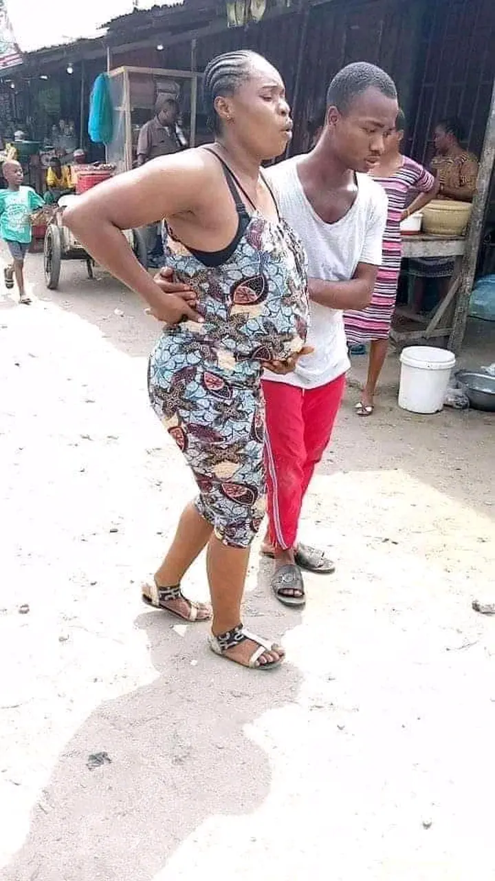 “This Woman Labor Could Cross Gutter”, What Husband Help (Photos)