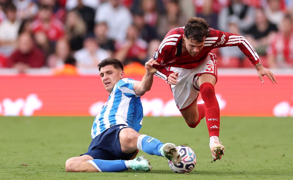 Neco Williams of Nottingham Forest is challenged by Bobby Thomas of Coventry City 