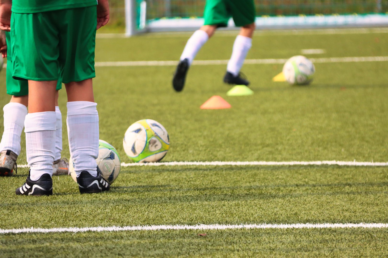 Jugendliche Spieler mit Bällen