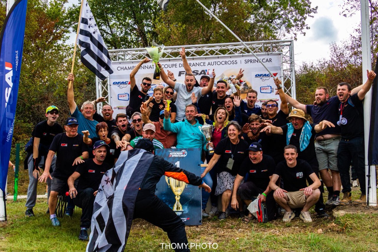 fFrédéric Morcet au centre savourev avec ses amis son titre qu'il vient d'obtenir pour la première fois de champion de France