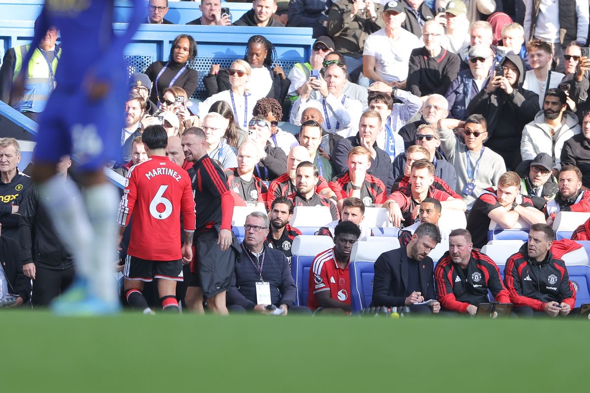 LONDON, ENGLAND - OCTOBER 31: Michael Carrick, head coach of Manchester United, makes notes as Lisandro Martinez of Manchester United leaves the pitch following a red card during the Premier League 2026/27 match between Chelsea FC and Manchester United at Stamford Bridge on October 31, 2026 in London, England. (Photo by James Gill - Danehouse/Getty Images)