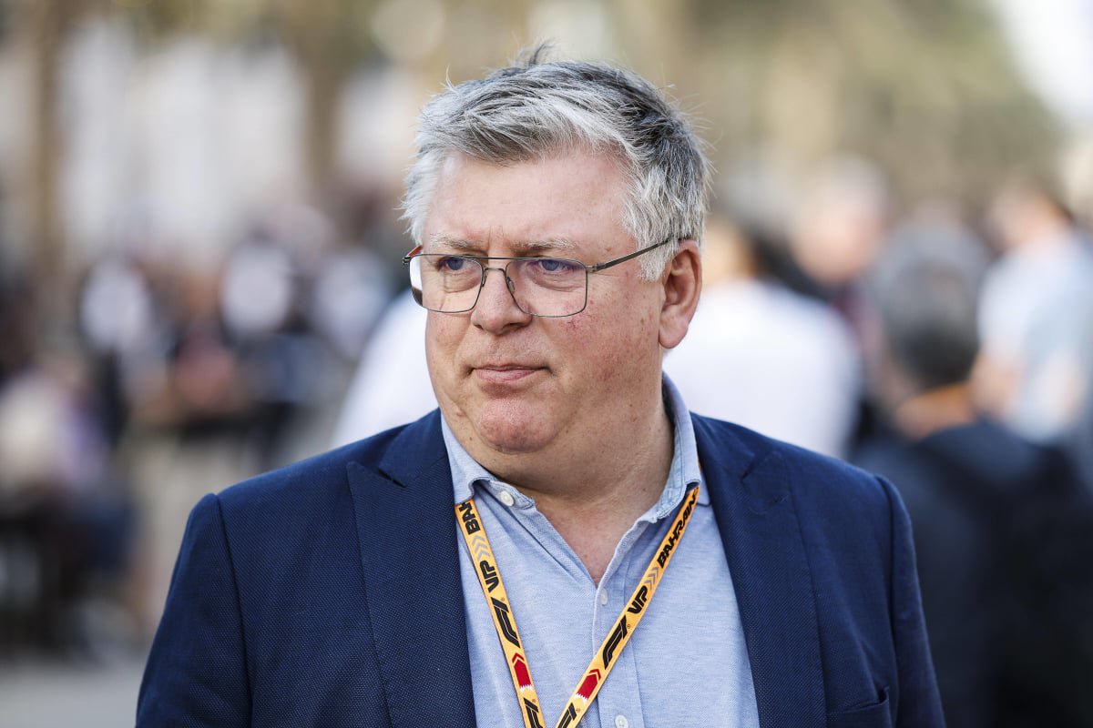 Otmar Szafnauer, dressed in a suit, looks on at the Bahrain GP — Photo: © IMAGO