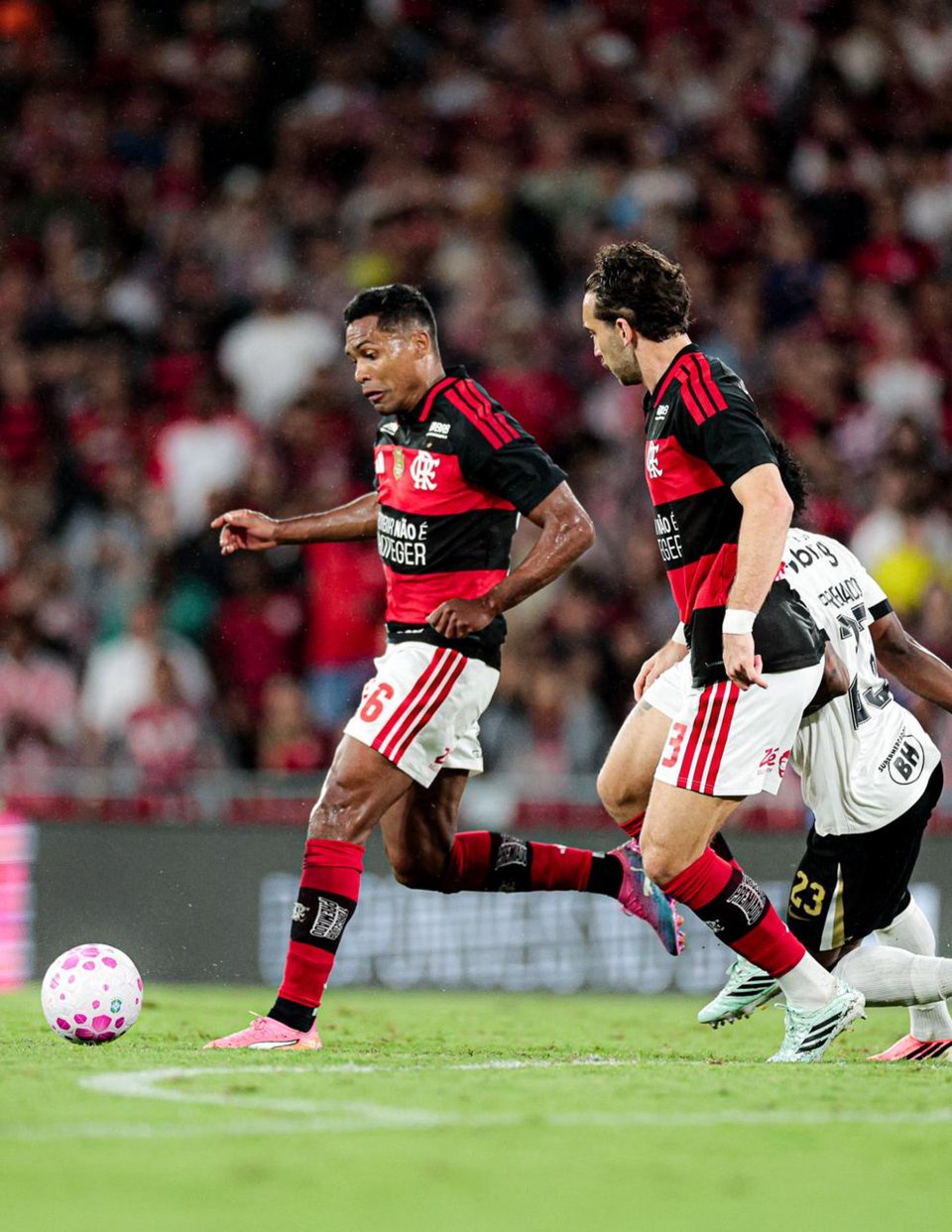 Alex Sandro em ação contra o Atlético-MG, no Maracanã - Gilvan de Souza/Flamengo