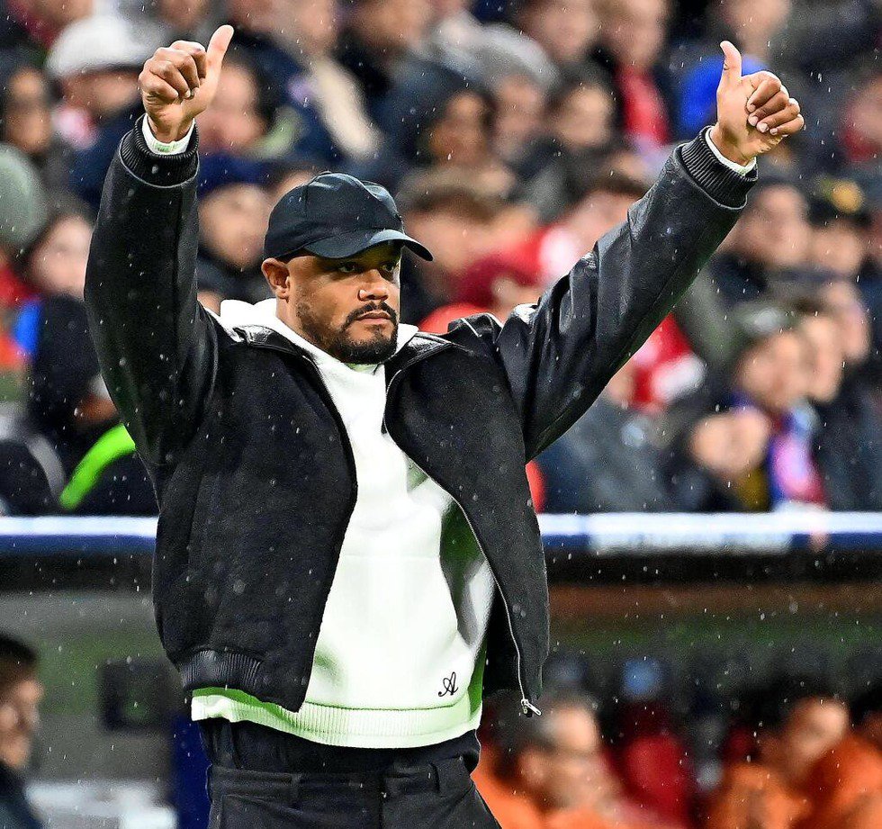 Daumen hoch für die Leistung von Harry...senal: Bayern-Trainer Vincent Kompany.  | Foto: IMAGO/Frank Hörmann/Sven Simon
