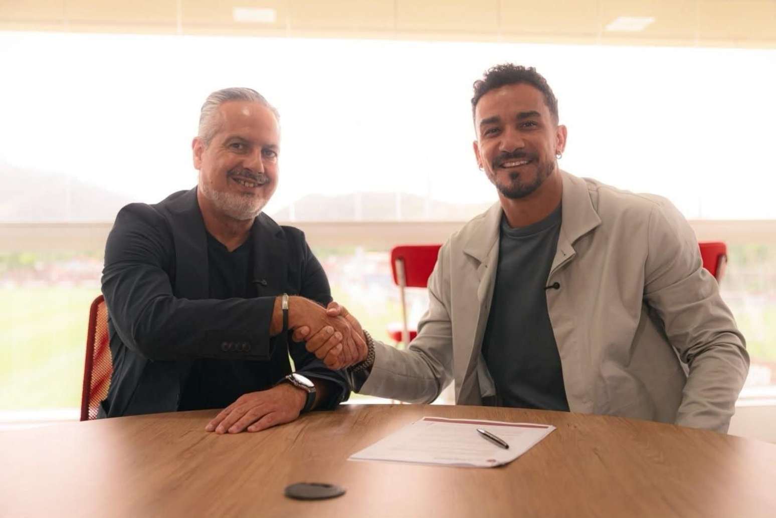 Danilo (dir.) cumprimenta diretor José Boto após assinatura de renovação –