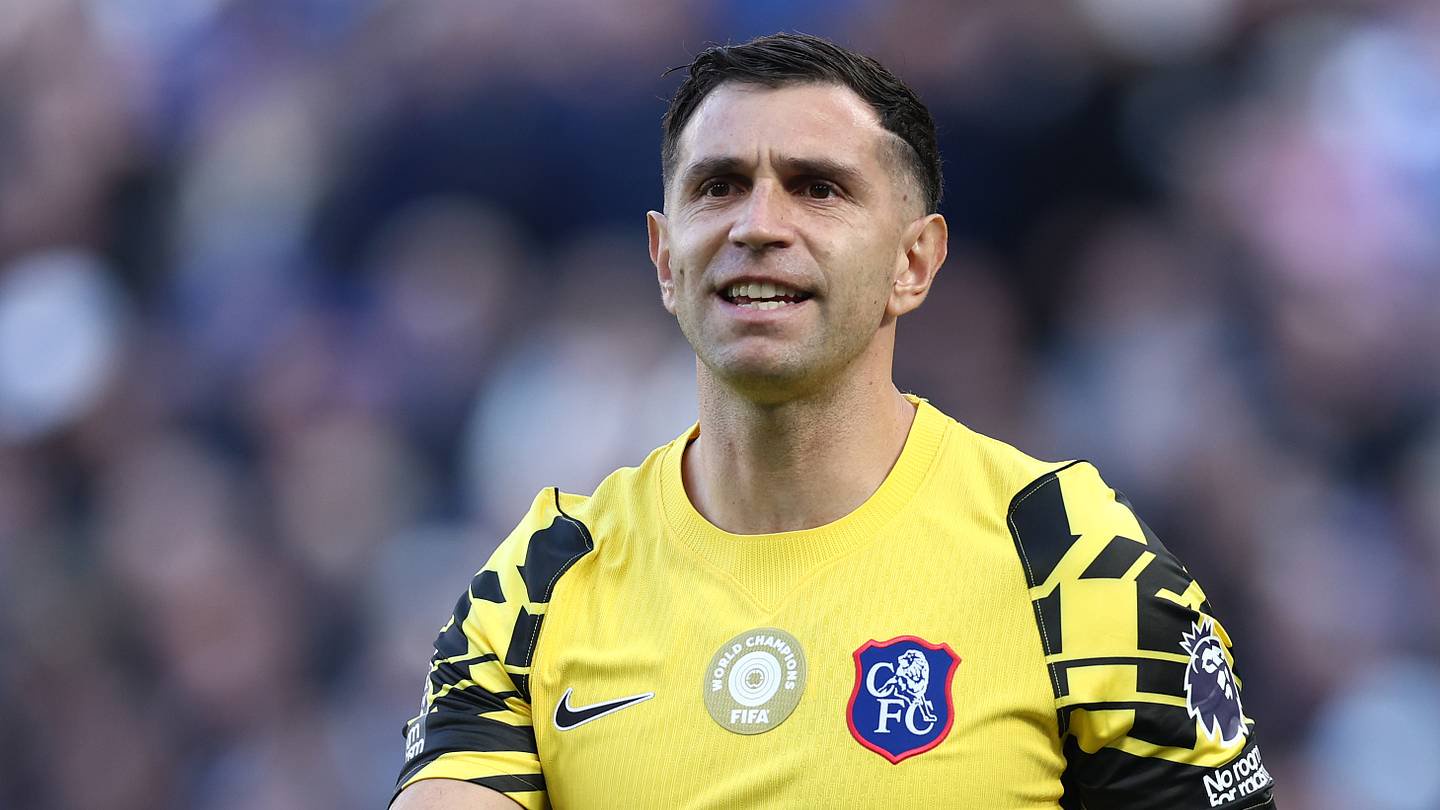 Chelsea receive Emi Martinez injury update and it's reminiscent of Petr Cech