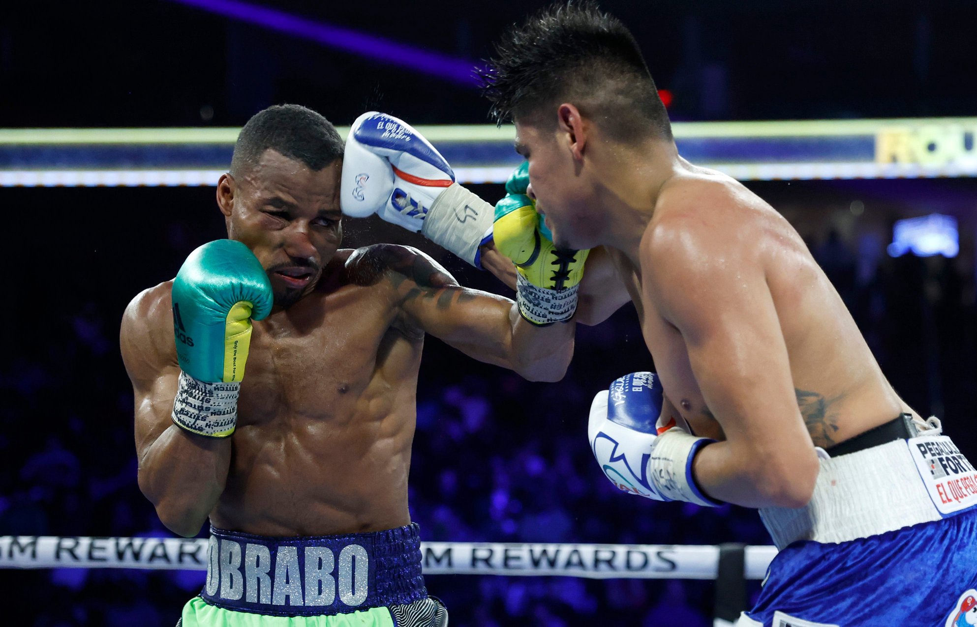 Robson Conceicao (izquierda) lucha con el campeón de peso ligero junior de la OMB Emanuel Navarrete durante una pelea por el título el 16 de noviembre de 2023 en Las Vegas, Nevada. Navarrete retuvo su título por decisión mayoritaria.